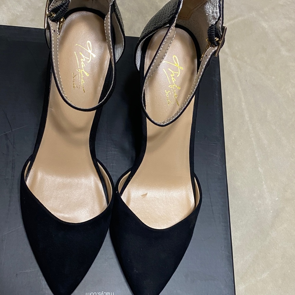 Elegant Black Heels with Snakeskin Detail